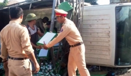  Tài xế mất lái, 200 két bia trên xe tải đổ văng xuống đường	