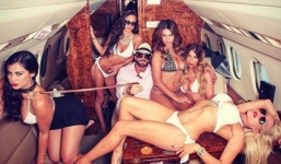 Đại gia cán nát siêu xe, dắt người đẹp đi dạo lại gây sốc