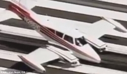 Video: Thót tim phi công tắt động cơ, cho máy bay hạ cánh bằng đuôi và mũi