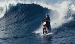 Lướt sóng bằng xe máy điệu nghệ giữa đại dương hút triệu like