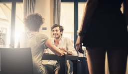 Vợ bẽ bàng khi nhân tình mang tiền đến “trả giá” mua chồng