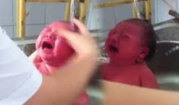 Sởn gai ốc khi xem clip tắm cho bé 1 ngày tuổi