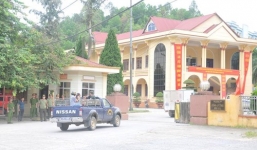 Di lý nghi phạm giết 4 người về trụ sở CA tỉnh Yên Bái