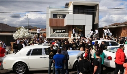 Chú rể huy động dàn máy bay, xe sang nghìn tỷ đón cô dâu gây náo loạn