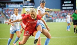 Video: Thủ môn và hậu vệ mắc sai lầm 'biếu' bàn thắng cho đối thủ