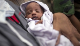 Bé gái trúng đạn từ trong bụng mẹ vẫn sống sót kỳ diệu