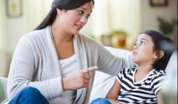 9 câu nói “cửa miệng” của cha mẹ tưởng tốt mà không hề tốt