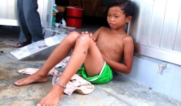 Cha dượng 'chơi đá' bóp cổ, dọa giết bé trai 7 tuổi