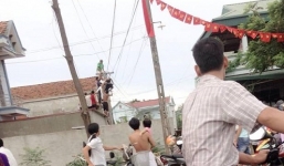Người đàn ông treo lơ lửng trên không vì điện giật