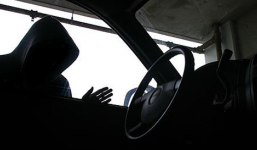 Trộm ôtô trước khách sạn rồi lao thẳng vào cảnh sát để thoát thân