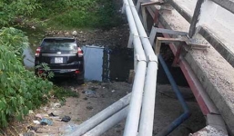 Ô tô 'bay' xuống chân cầu, 8 người bị thương