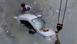 Xế hộp mất lái, lao xuống suối chìm ngỉm