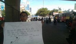 Bố trẻ 9x đứng đường xin việc để có tiền mua sữa cho con