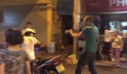 Video: Tây “nằng nặc” bắt cô gái dắt xe ở phố đi bộ gây tranh cãi