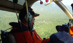 Tìm thấy mảnh vỡ máy bay Indonesia chở 54 người đâm vào núi