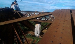 Chàng trai cheo leo trên cầu Long Biên chỉ để chụp ảnh 'tự sướng'?