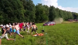 Video: Xe đua 'phát điên' lao vào đám đông gây hoảng loạn