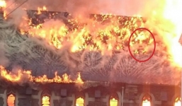 Xuất hiện hàng loạt mặt người trong đám cháy nhà thờ tại Anh