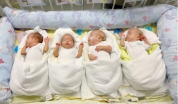 Bà mẹ sinh tư ở tuổi 65 