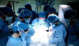 Bé sơ sinh bị đâm vào đầu đã hồi phục thần kỳ