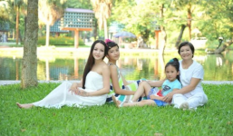 Linh Nga khoe ảnh mẹ ruột và con gái xinh đẹp ngày về nước
