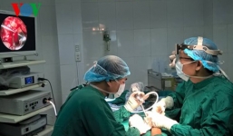 Nố bánh xe khi bơm, một người đứt lìa ngón tay