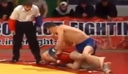 Video: Võ sĩ bị gãy chân nhưng vẫn hạ gục đối thủ 