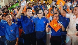 Phó Thủ tướng Vũ Đức Đam hát cùng các bạn trẻ Hà Nội