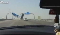 Video: Cận cảnh xe tải xé toạc biển báo trên đường cao tốc