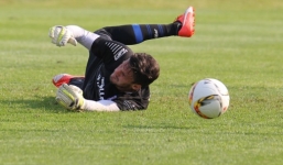 Video: Học đòi Neuer, thủ môn của Frankfurt nhận 'trái đắng'