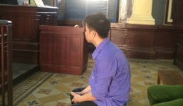 Bị phát hiện, yêu râu xanh “khỏa thân” leo rào bỏ chạy