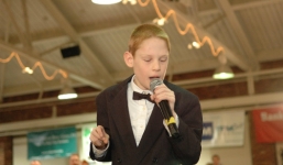 Cậu bé mù tự kỷ tự tin hát Quốc ca tại giải bóng chày Mỹ 