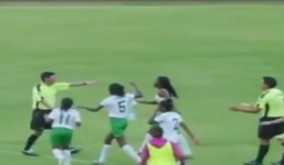 Nữ cầu thủ 'hổ báo' cởi áo dọa đánh trọng tài