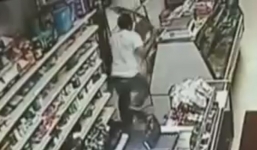 Mang dao đi cướp, 2 thanh niên bị chủ cửa hàng cầm kiếm rượt trối chết