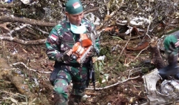 Tìm thấy hộp đen máy bay Indonesia đâm vào núi