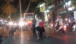 Hà Nội: Va chạm giao thông, thanh niên lao vào đánh người túi bụi