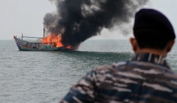 Video: Indonesia cho nổ tung tàu cá nước ngoài