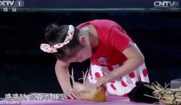 Video: Bé gái 5 tuổi có khả năng thôi miên động vật