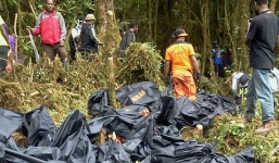 Chùm ảnh: Hiện trường thảm khốc nơi máy bay Indonesia gặp nạn