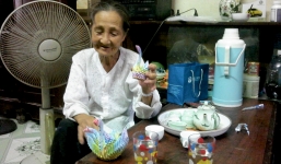 Xót xa cảnh bà nội già yếu nuôi 4 cháu mồ côi