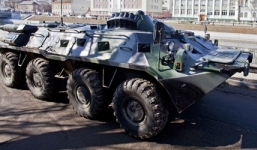 Video: Lính Nga say xỉn, lái xe bọc thép nghênh ngang giữa phố