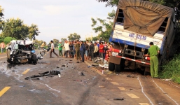 Tông trực diện xe tải, một cảnh sát giao thông tử vong