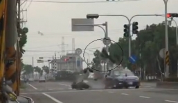 Tài xế bị hất văng lên sau cú va chạm giao thông