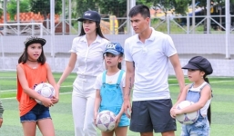 Thủy Tiên đưa học trò cưng đi đá bóng cùng Công Vinh