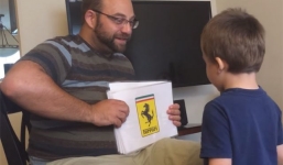 Video: Bé 3 tuổi đọc vanh vách tên xe qua logo