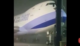 Video:Khó tin nhưng có thật, Boeing 747 bị gió nhấc khỏi mặt đất