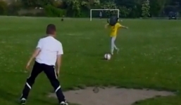 Video: Chết cười với 5 pha dính đòn 'hồi mã thương' trong bóng đá