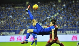 Video: Đồng đội Demba Ba 'ngả bàn đèn' ghi bàn đẹp hơn cả Rooney