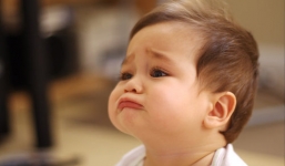 Em bé bật khóc cực đáng yêu trong lễ khai giảng 