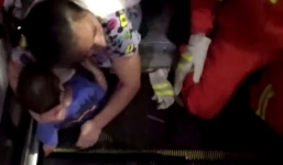 Nghẹt thở màn cứu bé trai bị mặc kẹt thang cuốn